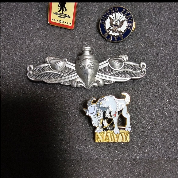 Lot Of 4 U.S Military Navy Pin Back Pins / Brooch Metalic - Picture 2 of 4